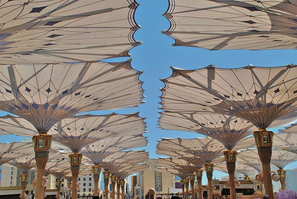 Majestätische Sonnenschirme, entwickelt von der iks Gruppe, spenden den Pilgern in Mekka nicht nur Schatten, sondern auch Wasser.