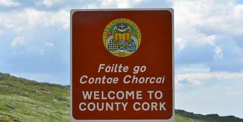 Mehrsprachigkeit zum Anfassen: Irisch-englisches Straßenschild in Cork, Irland